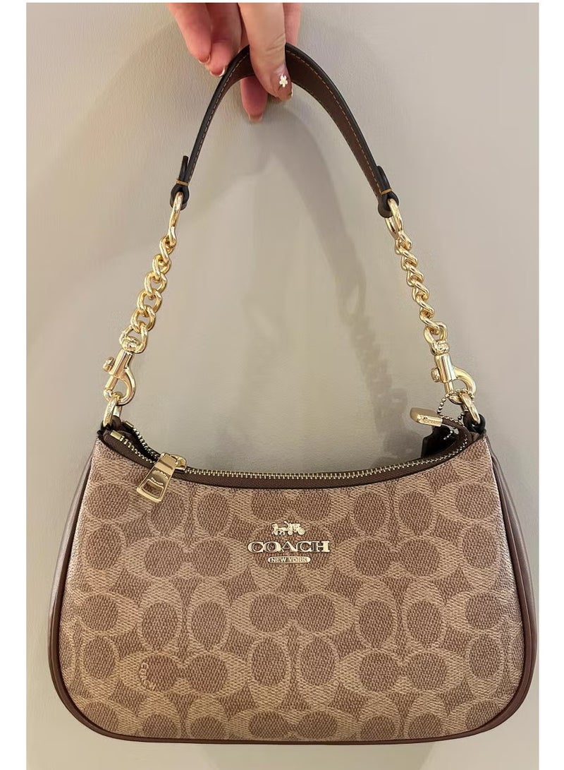 كوتش اوت ليت شنطة كوتش حقيبة كتف تيري بشعار كلاسيكي، حقيبة كروس بودي، حقيبة يد - Image 1